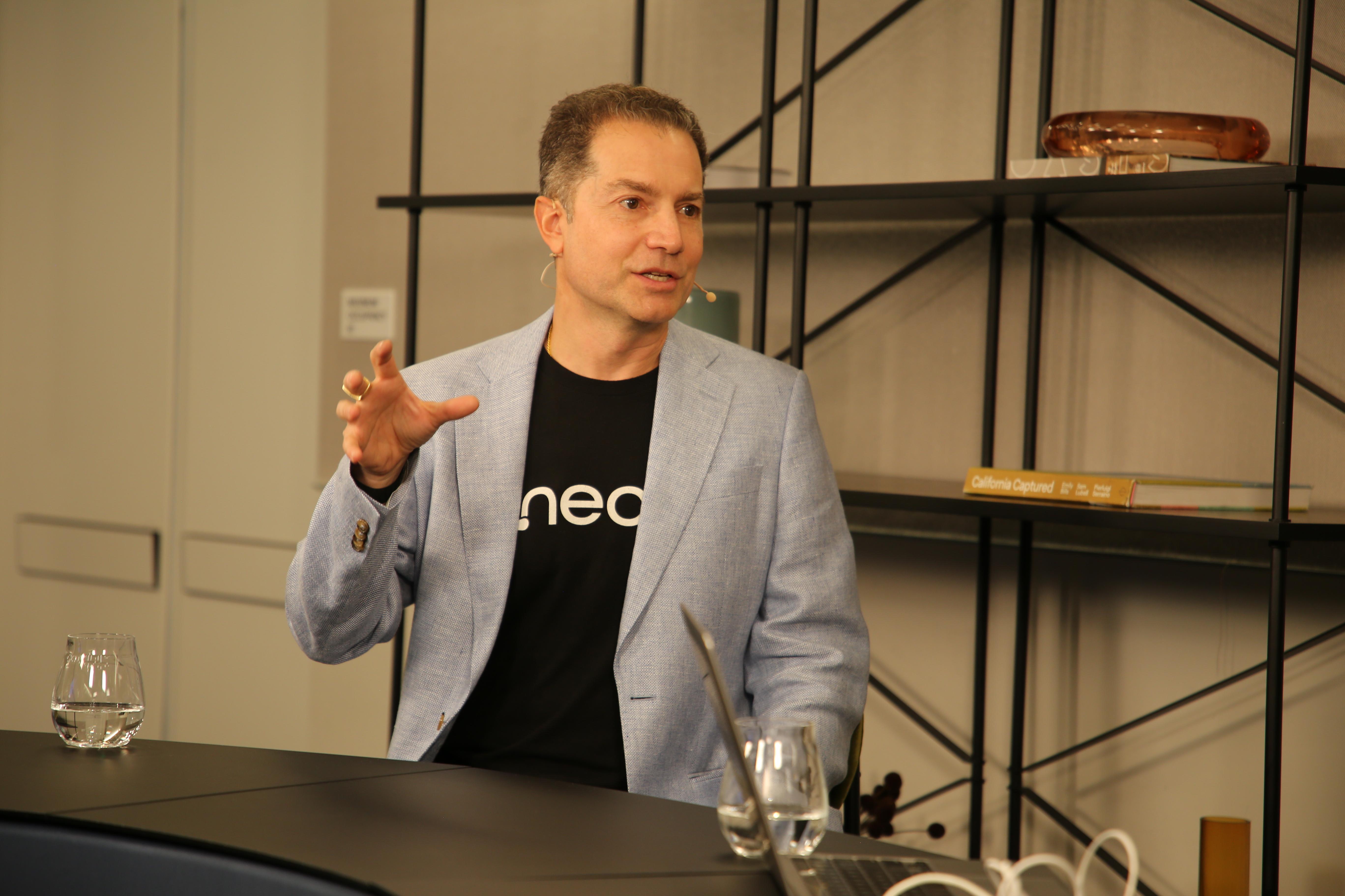 Neo4j enterprise knowledge layer pitch puts graphs in AI stack